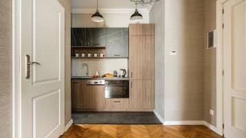 Comfort Apartment, Courtyard View | Private kitchen | Fridge, stovetop, electric kettle, cookware/dishes/utensils