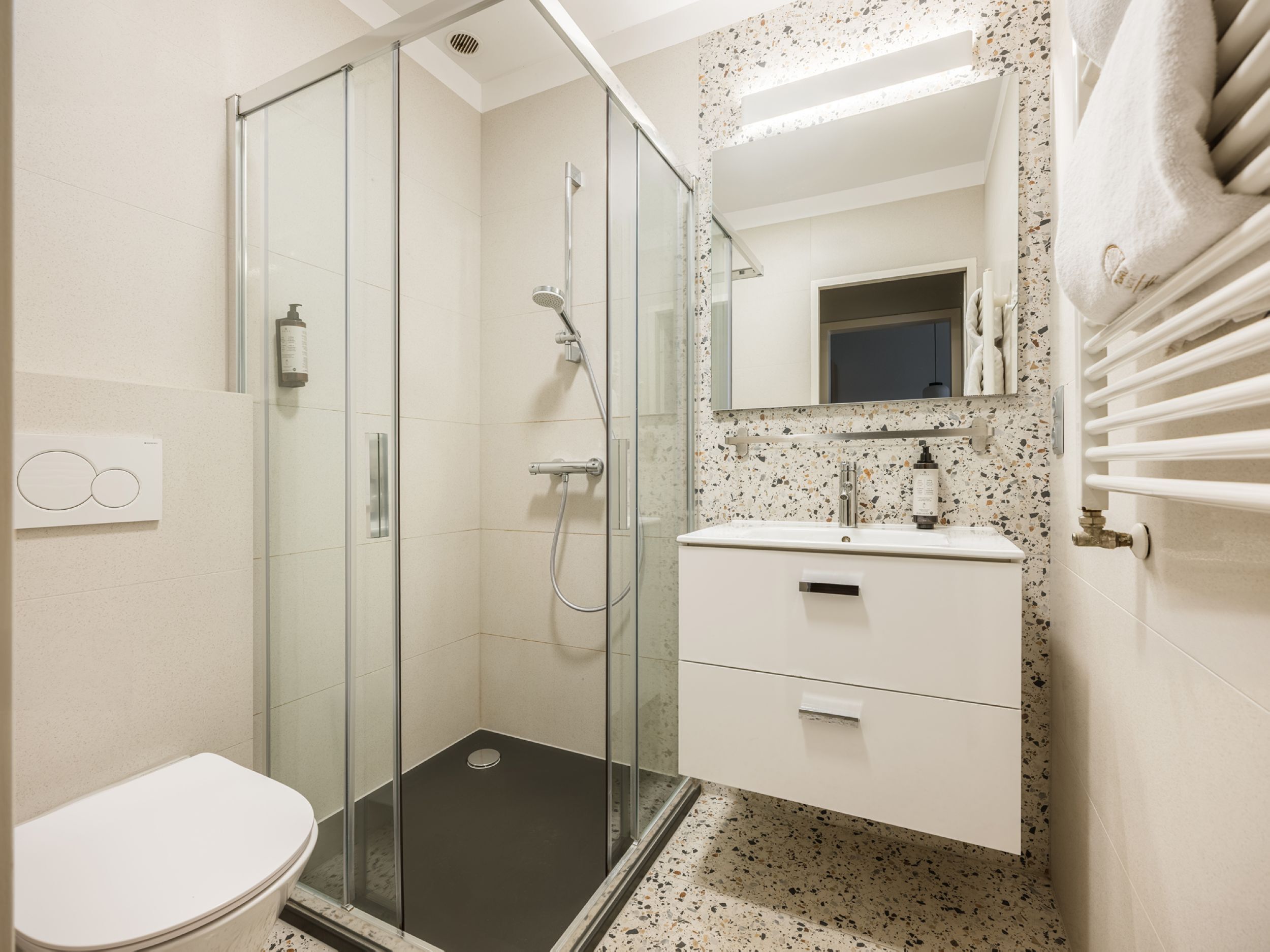 Apartamento família, sacada, vista para o pátio | Banheiro | Chuveiro, produtos de toalete grátis, secador de cabelo 