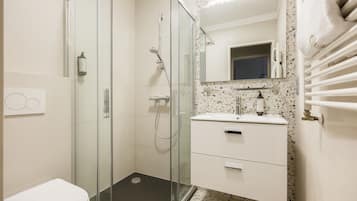 Apartamento família, sacada, vista para o pátio | Banheiro | Chuveiro, produtos de toalete grátis, secador de cabelo