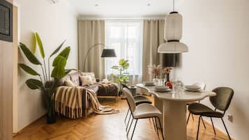 Apartamento família, sacada, vista para o pátio | Opções para refeição