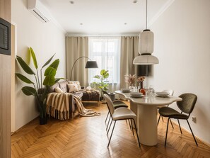 Apartamento família, sacada, vista para o pátio | Opções para refeição