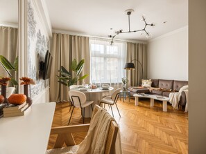 Apartamento conforto, vista para o pátio | Área de estar | Smart TV