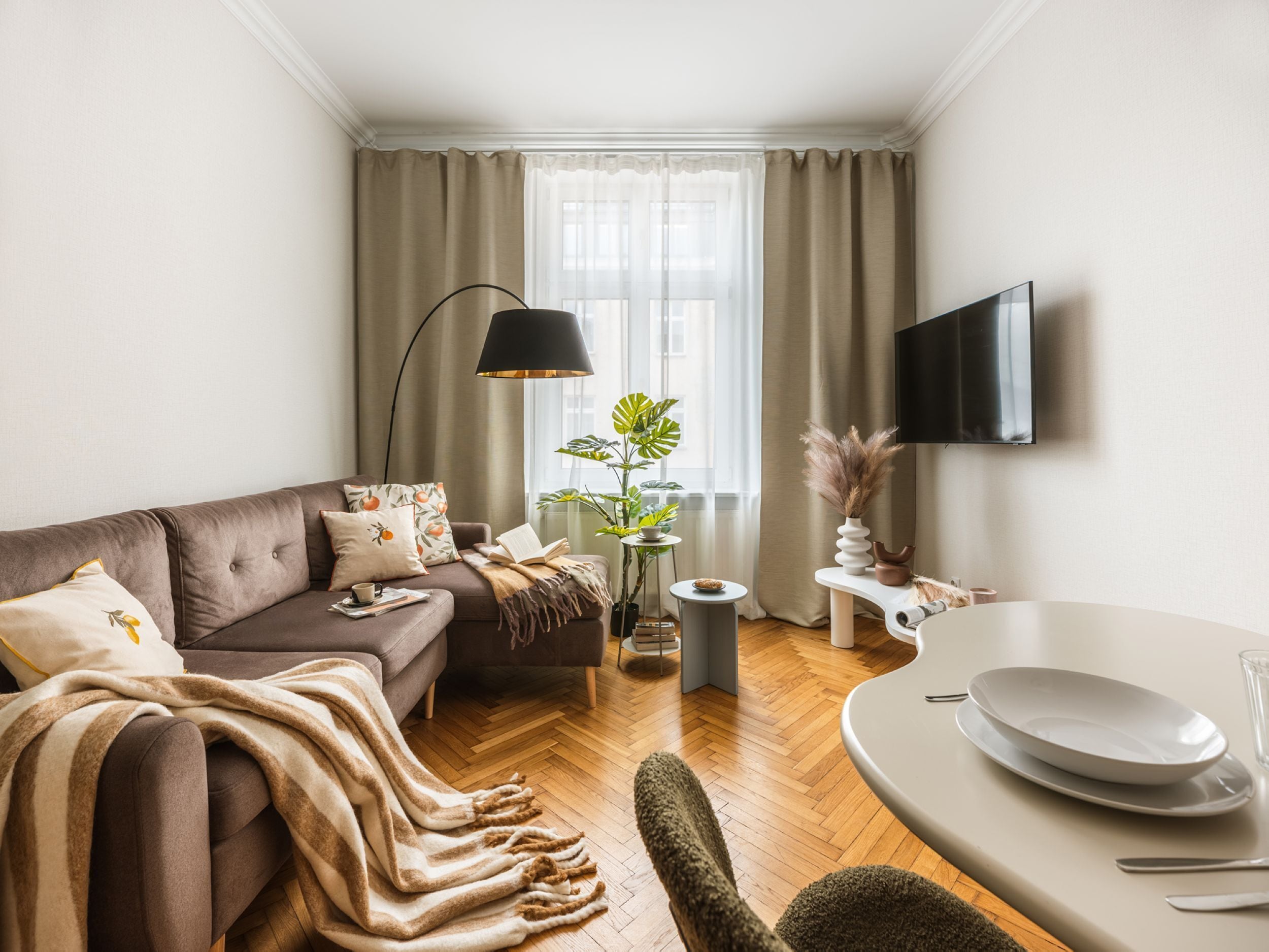 Familie appartement, balkon, uitzicht op de binnenplaats | Woonruimte | Smart-tv