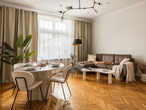 Een moderne woonkamer met een eethoek, een bank en een salontafel.