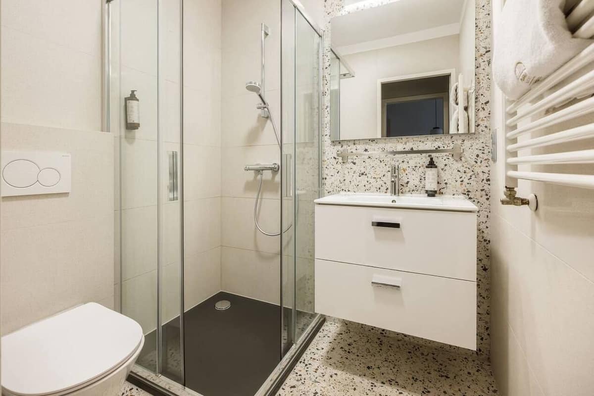 Appartement Familial, balcon, vue cour intérieure | Salle de bain | Douche, articles de toilette gratuits, sèche-cheveux