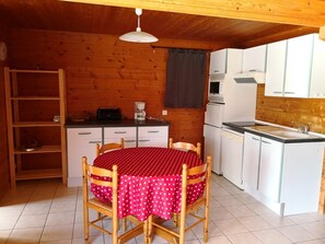 Fridge, microwave, oven, stovetop - Vrbo Property (Saint-Geniès)
