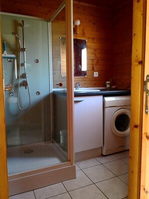 Shower, hair dryer - Vrbo Property (Saint-Geniès)