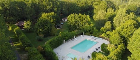 Una piscina al aire libre