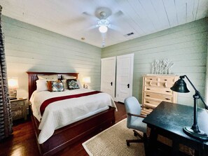 2 bedrooms, desk, iron/ironing board, WiFi - Verdant Red Door Retreat (Galveston)