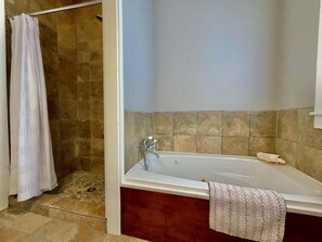 Shower, hair dryer, towels, shampoo - Verdant Red Door Retreat (Galveston)