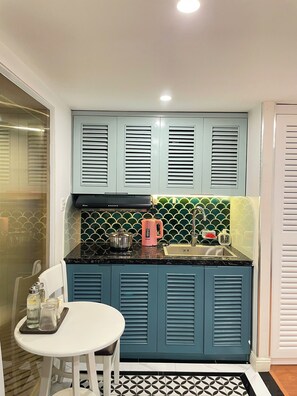 Apartamento estándar, vistas a la ciudad | Cocina privada | Frigorífico grande, placa de cocina y utensilios de cocina