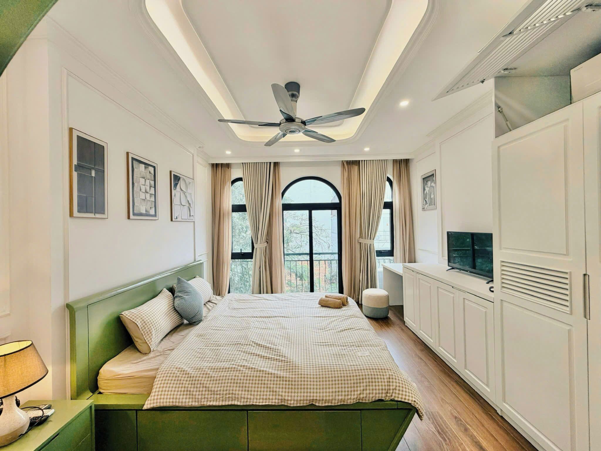 Apartamento estándar, balcón, vistas a la ciudad | Escritorio, cortinas opacas, tabla de planchar con plancha y wifi gratis