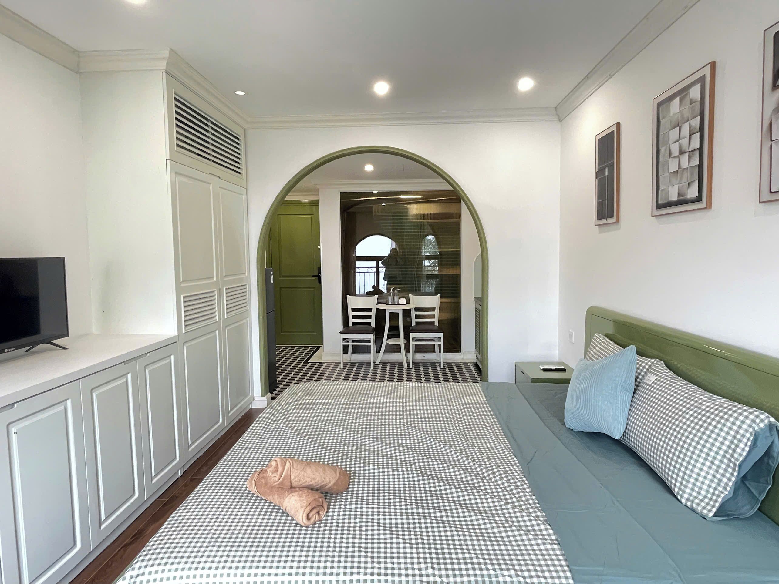 Apartamento estándar, balcón, vistas a la ciudad | Escritorio, cortinas opacas, tabla de planchar con plancha y wifi gratis