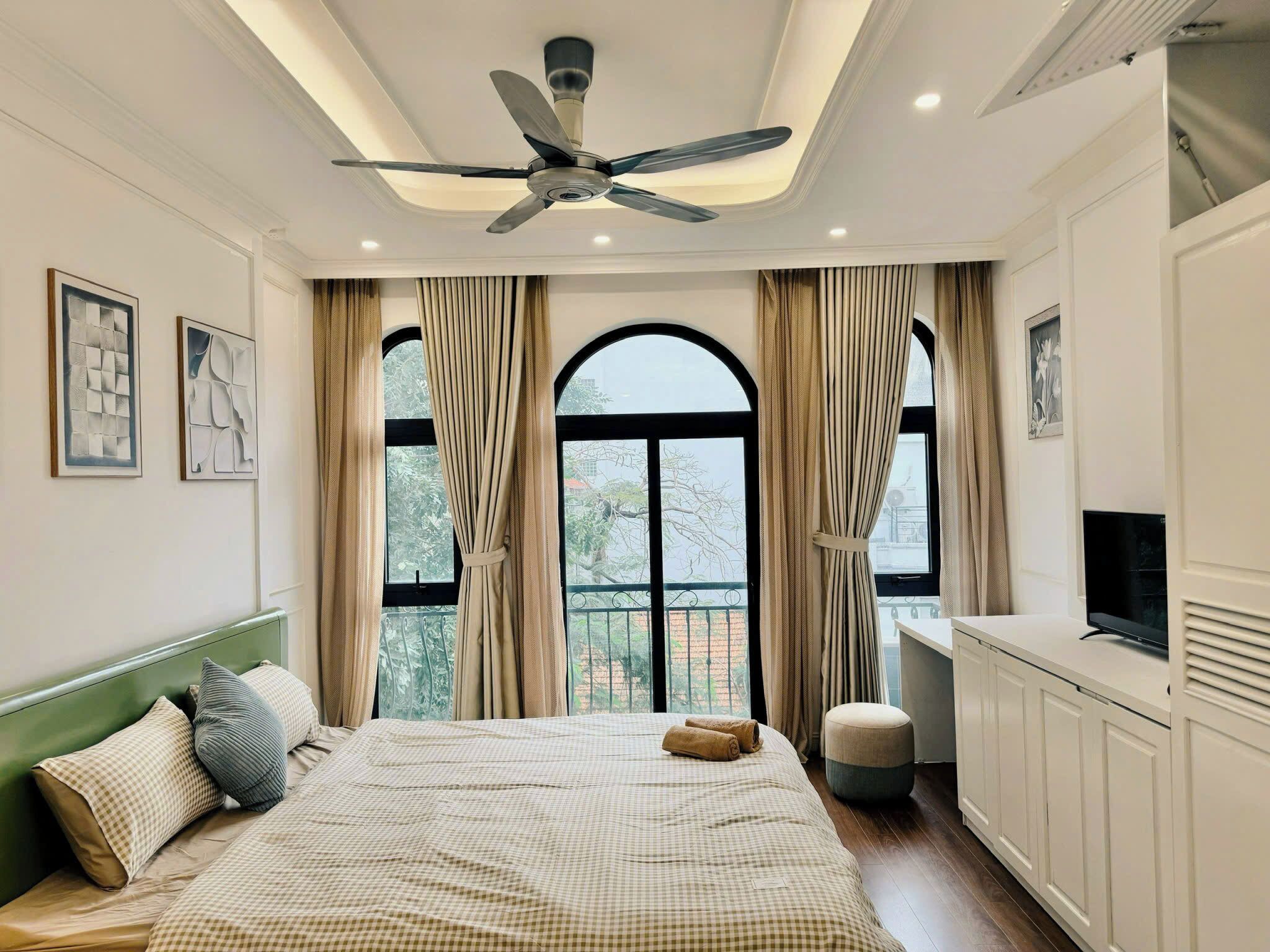 Apartamento standard, sacada, vista para a cidade | Escrivaninha, espaço de trabalho para notebook, cortinas blackout