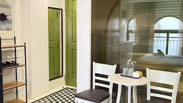 Apartamento estándar, balcón, vistas a la ciudad | Restauración