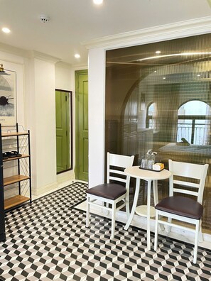 Apartamento estándar, balcón, vistas a la ciudad | Restauración