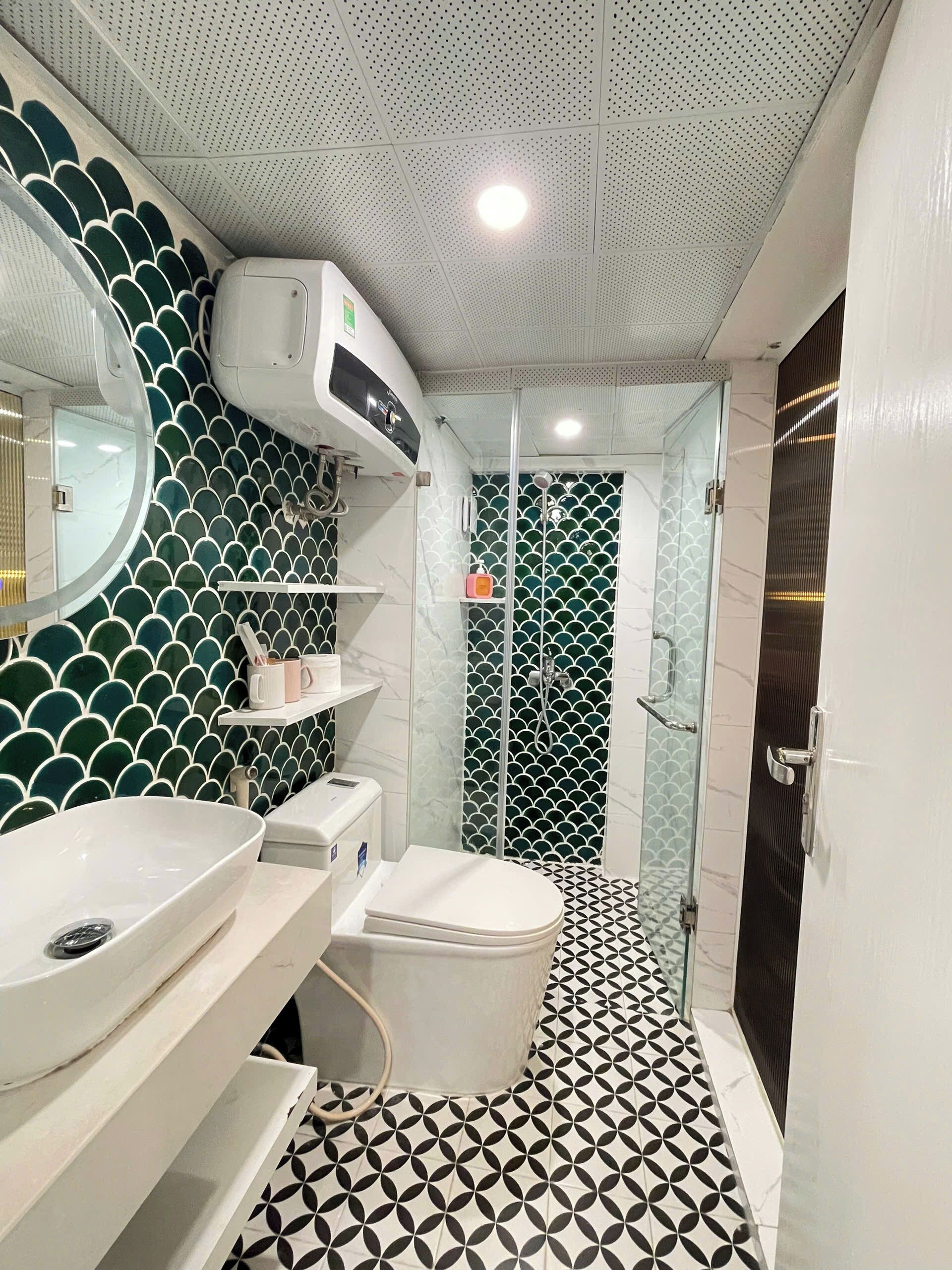 Apartamento estándar, vistas a la ciudad | Baño | Ducha, secador de pelo, zapatillas y toallas