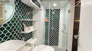 Apartamento estándar, vistas a la ciudad | Baño | Ducha, secador de pelo, zapatillas y toallas