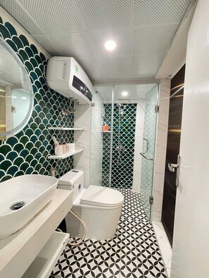 Apartamento estándar, vistas a la ciudad | Baño | Ducha, secador de pelo, zapatillas y toallas