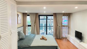 Apartamento estándar, vistas a la ciudad | Escritorio, cortinas opacas, tabla de planchar con plancha y wifi gratis