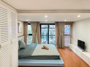 Apartamento estándar, vistas a la ciudad | Escritorio, cortinas opacas, tabla de planchar con plancha y wifi gratis