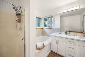 Shower, hair dryer, towels, shampoo - Private 3BR Greenbelt in Peaceful Lynnwood (Lynnwood)