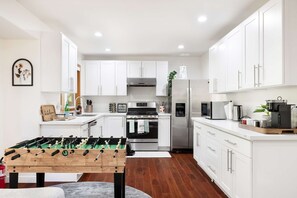 Fridge, microwave, oven, stovetop - Private 3BR Greenbelt in Peaceful Lynnwood (Lynnwood)