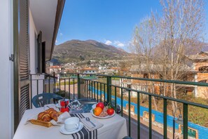 Outdoor dining - Porto Letizia Torino 6, Porlezza, Italy (Porlezza)