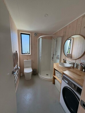 Shower, hair dryer, soap, toilet paper - Estuary views, 100 meter walk to the beach, the perfect beach family get away. (Kaeo)