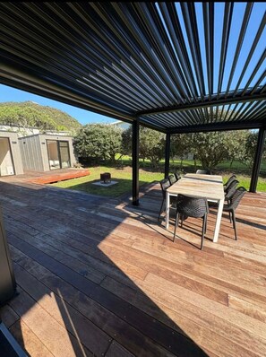 Outdoor dining - Estuary views, 100 meter walk to the beach, the perfect beach family get away. (Kaeo)