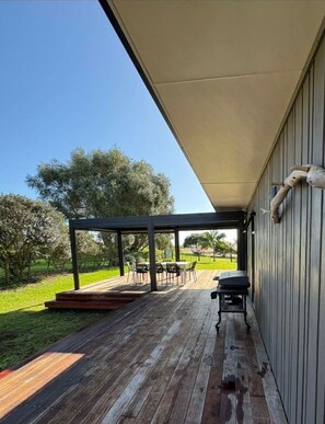 Outdoor dining - Estuary views, 100 meter walk to the beach, the perfect beach family get away. (Kaeo)