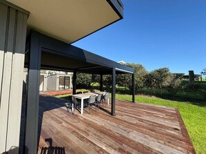 Outdoor dining - Estuary views, 100 meter walk to the beach, the perfect beach family get away. (Kaeo)