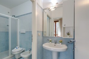 Douche, bidet, serviettes fournies