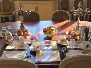 Dining - Bed and breakfast at Château de Craon Swimming pool, tennis court, park Pdj included. (Craon)