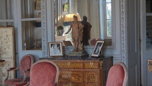 A room with ornate furniture, a mirror, and a statue. - Bed and breakfast at Château de Craon Swimming pool, tennis court, park Pdj included. (Craon)