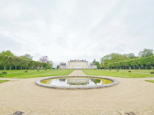 Chambre d'hôte au château de Craon 
Piscine, tennis, parc
Pdj compris.