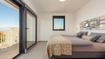 Basic Apartment, Sea View | Iron/ironing board, free cots/infant beds, free WiFi, bed sheets