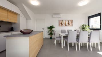 Apartamento clássico, vista para o mar | Opções para refeição no quarto