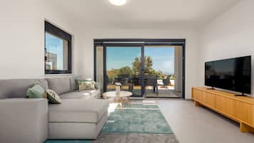 Apartamento clássico, vista para o mar | Área de estar | TV LCD 100 cm com canais via satélite