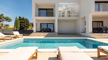 Outdoor pool, pool loungers