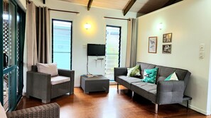 Living area - One minute walk to one of the best snorkling/swimming beaches in Rarotonga (Arorangi)