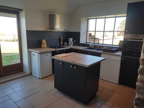 Private kitchen - Spacious cottage with breathtaking views of the Morvan region (Saint-Léger-Vauban)
