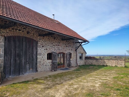 Spacious cottage with breathtaking views of the Morvan region