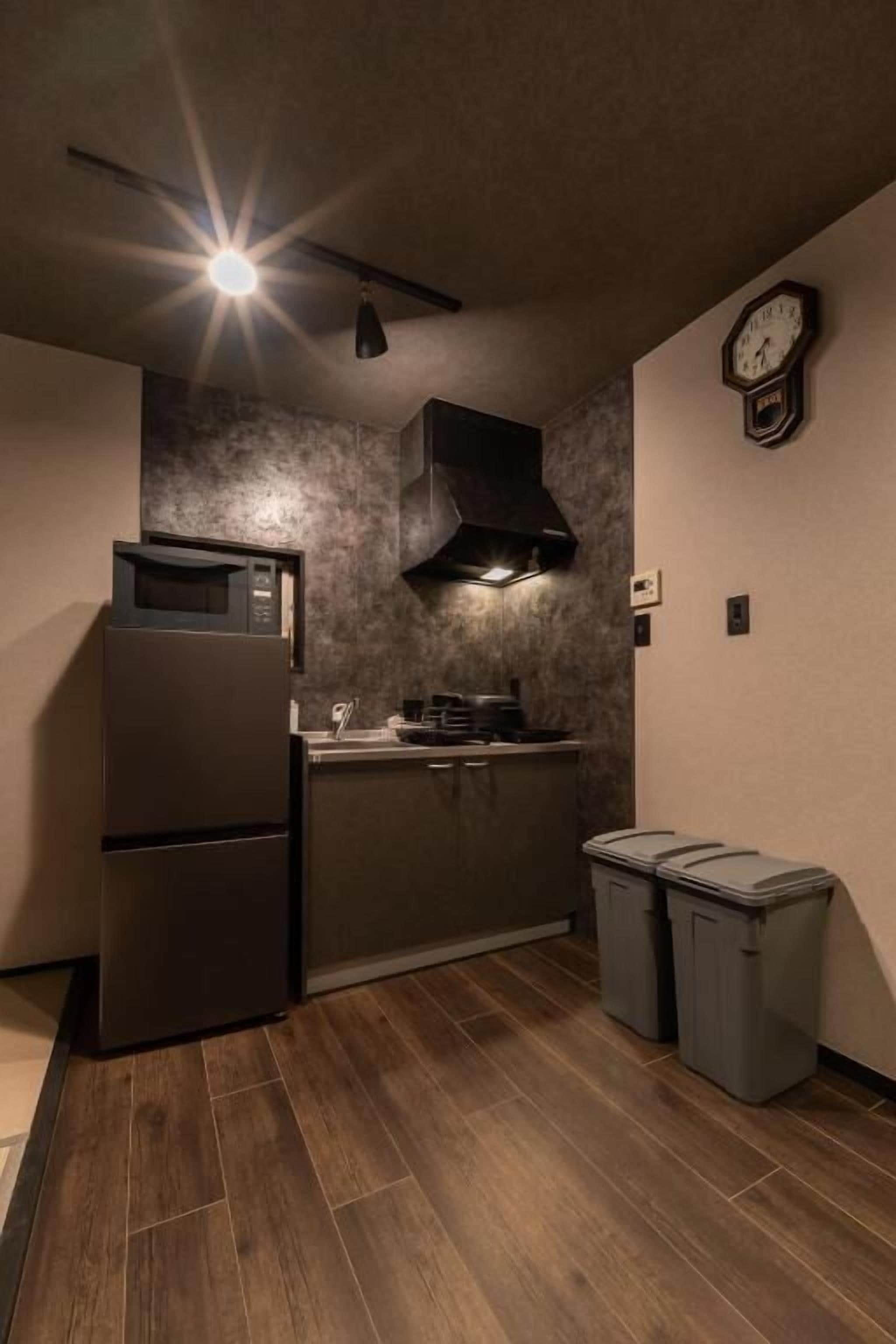 Apartamento básico | Cocina privada | Frigorífico pequeño, microondas, placa de cocina y utensilios de cocina