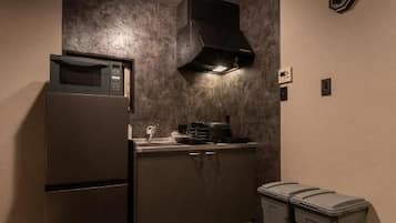 Apartamento básico | Cocina privada | Frigorífico pequeño, microondas, placa de cocina y utensilios de cocina