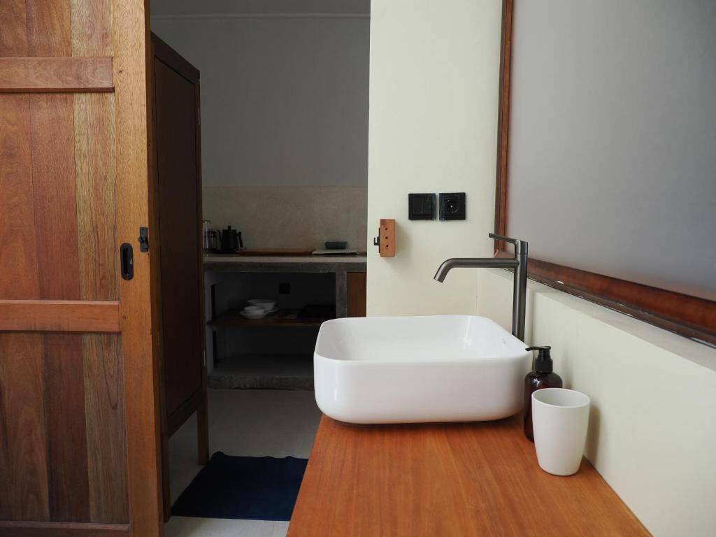 Handuk, sabun, sampo, dan tisu toilet