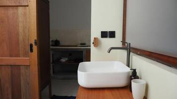 Handuk, sabun, sampo, dan tisu toilet