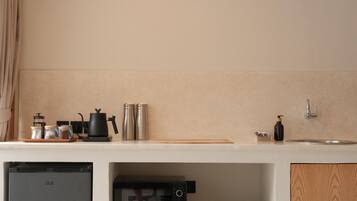 Studio, Multiple Beds, Kitchenette | Private kitchen | Microwave, eco-friendly cleaning products