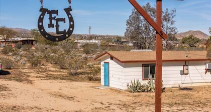 Private Desert Ranch: Hot Tub, Cowboy Pool, Saloon
