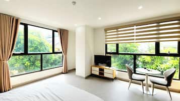 Luxury-Apartment, Stadtblick | Schreibtisch, laptopgeeigneter Arbeitsplatz, kostenloses WLAN